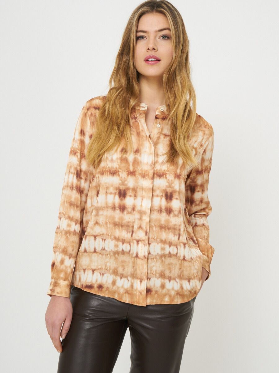 Geknoopte zijden blouse met tie dye print