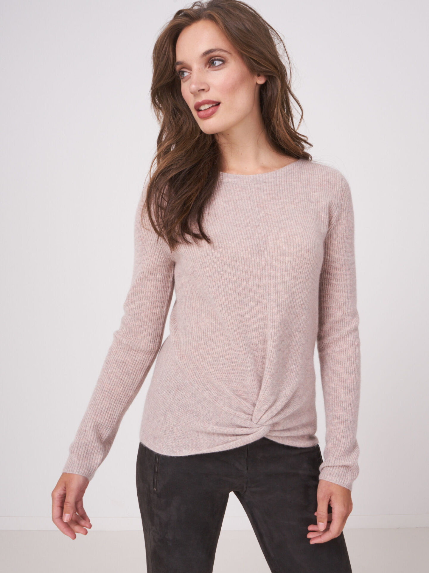 Geribde cashmere trui met geknoopte zoom