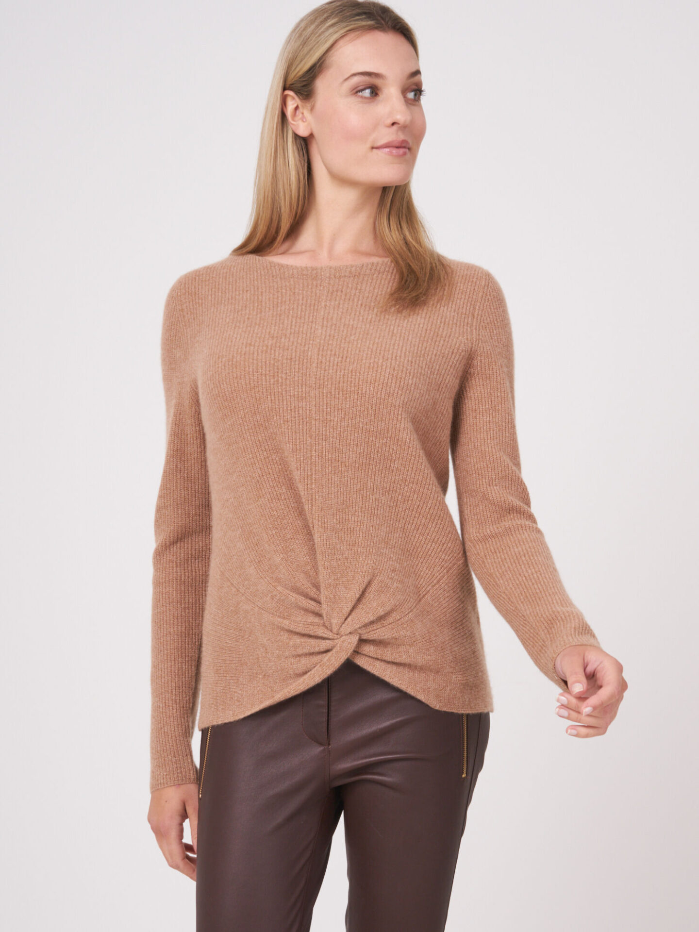 Geribde cashmere trui met geknoopte zoom