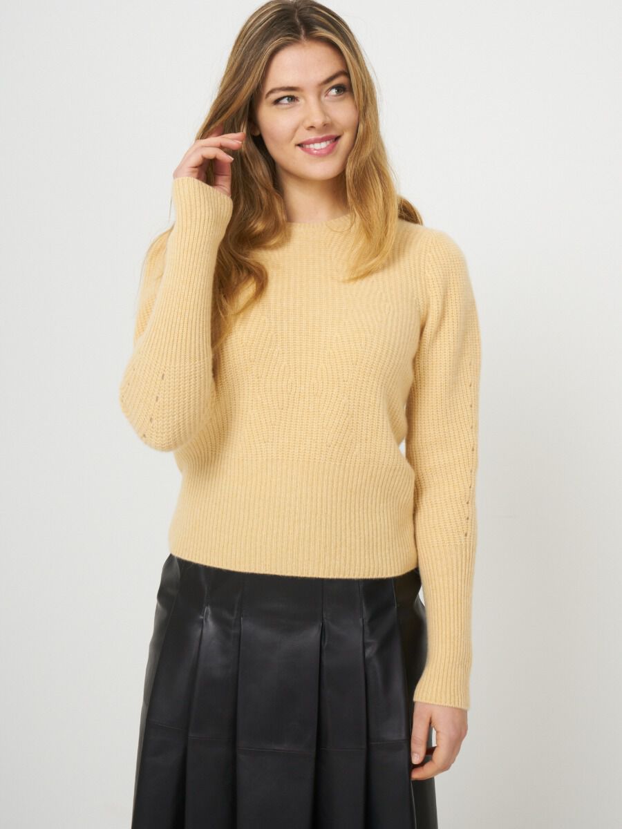 Geribde cashmere trui met pointelle details