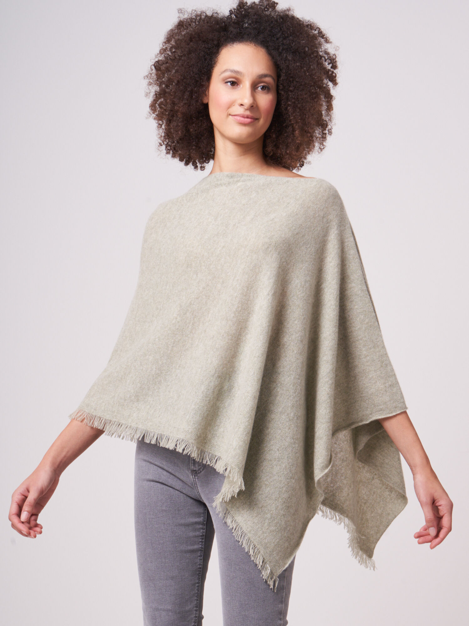 Organisch cashmere poncho met franjes