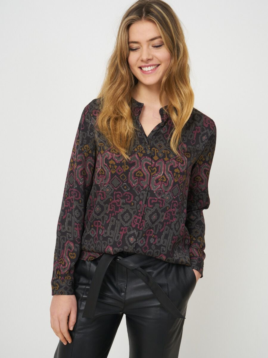 Zijden blouse met knopen en etnische print